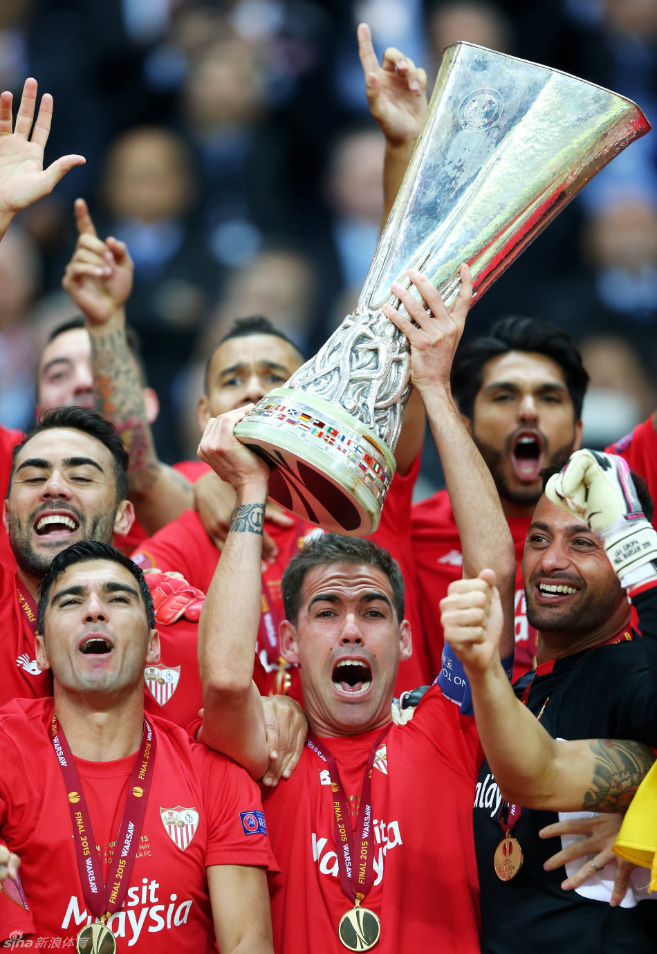 塞维利亚逆转英格兰，莱万关键制胜