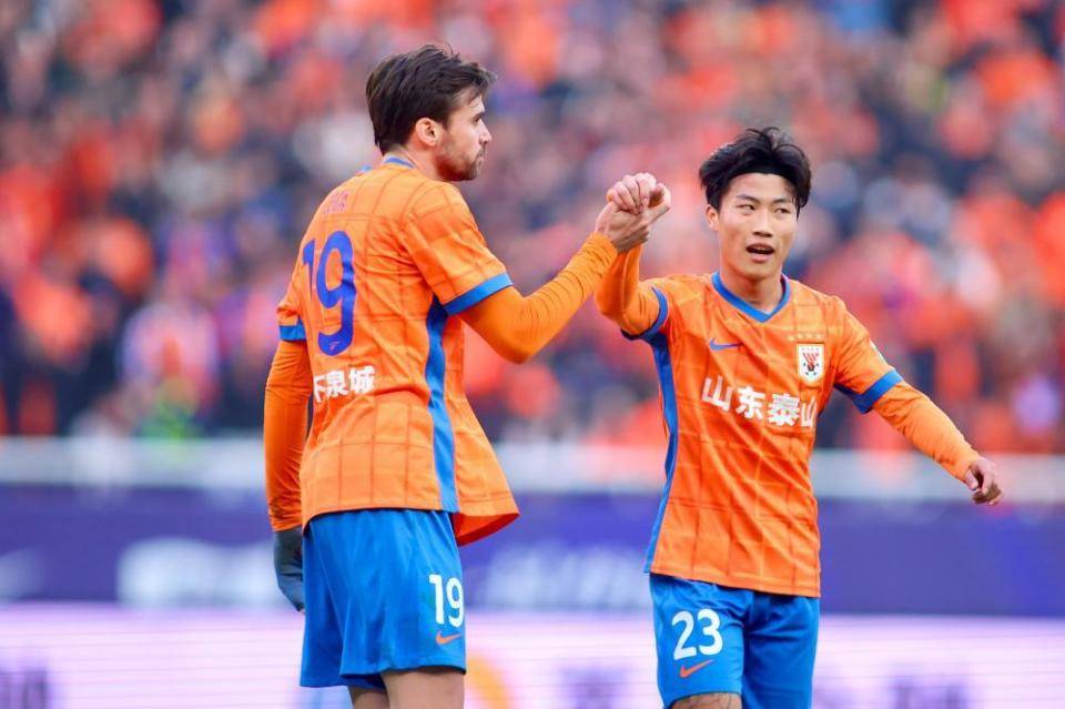 山东泰山客场胜利，中游稳居积分榜