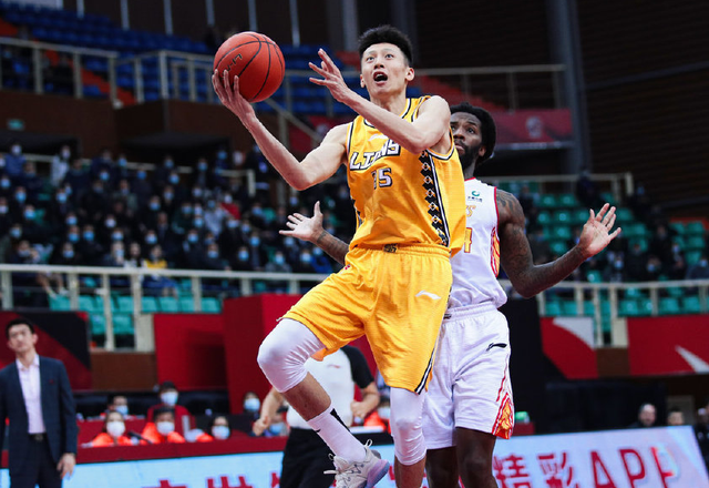 马刺力克青岛队,胡金秋惊艳四座 马刺力克青岛队,胡金秋惊艳四座