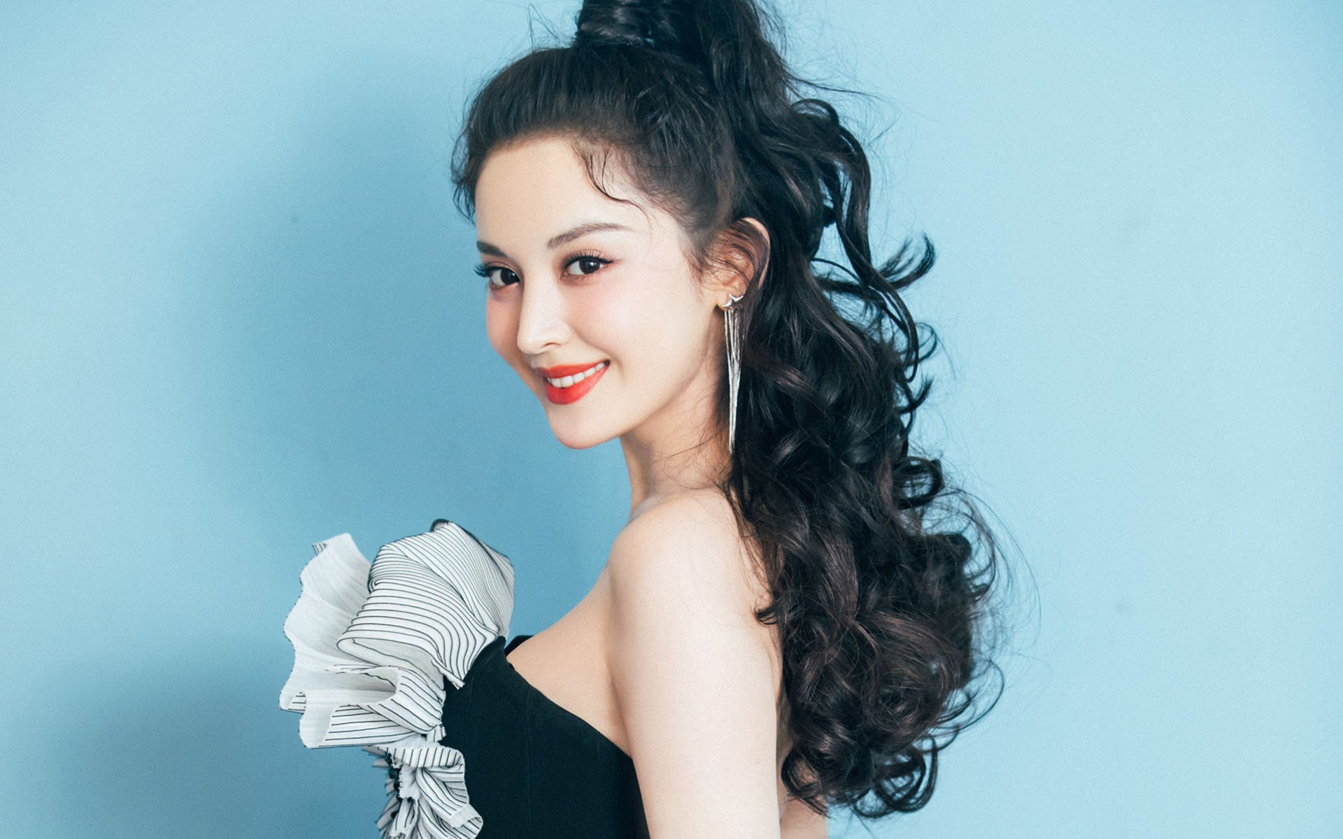 体育跨界夜,苏格兰铁蹄踏平药厂,维尼修斯在F1赛道接管比赛